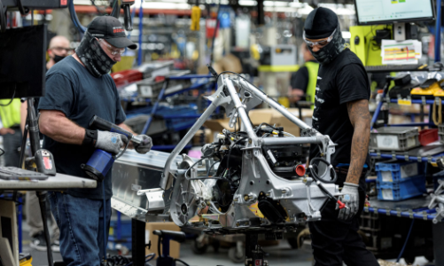 Sản xuất của Mỹ giảm 9 tháng liên tiếp dưới sức ép thuế quan