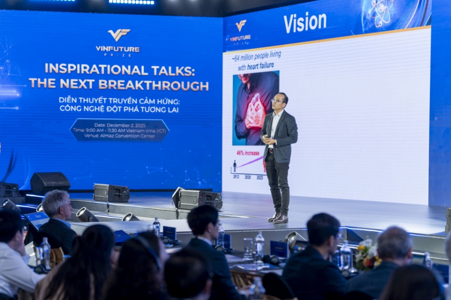 PGS. Đỗ Thanh Nhỏ, Đại học New South Wales (UNSW) Sydney, giới thiệu một “trái tim nhân tạo mềm có nhịp đập”. Ảnh: BTC