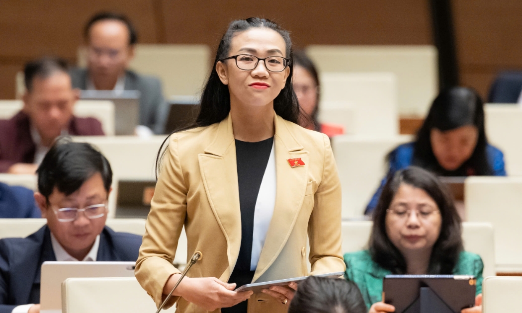 Đại biểu Trịnh Thị Tú Anh, đoàn ĐBQH tỉnh Lâm Đồng đề nghị cập nhật thuốc mới được bảo hiểm y tế thanh toán để giảm chi phí cho người bệnh. Ảnh:Quochoi.vn.