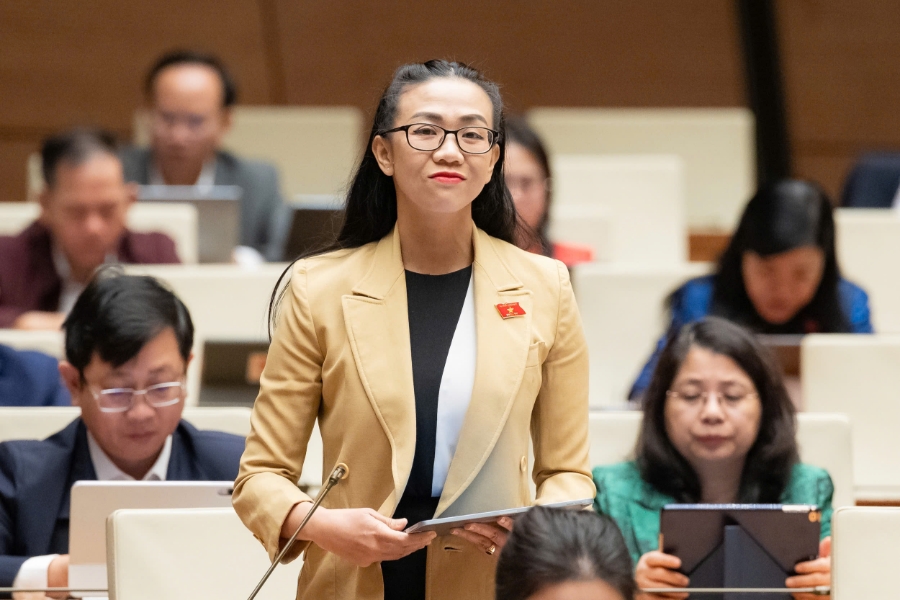 Đại biểu Trịnh Thị Tú Anh, đoàn ĐBQH tỉnh Lâm Đồng đề nghị cập nhật thuốc mới được bảo hiểm y tế thanh toán để giảm chi phí cho người bệnh. Ảnh:Quochoi.vn.