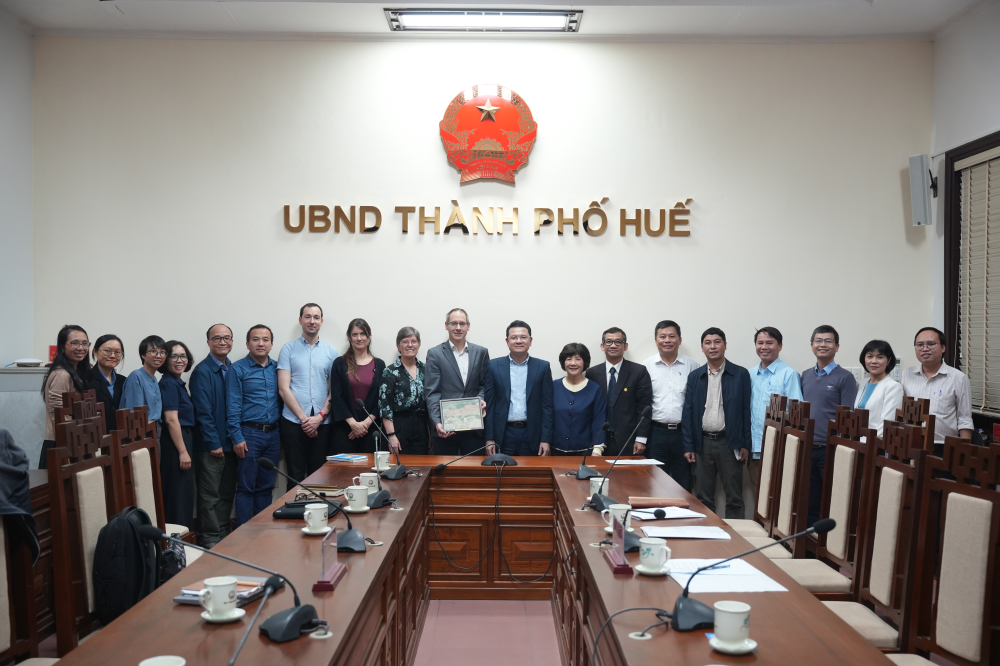 Phó Chủ tịch UBND thành phố Huế Hoàng Hải Minh tặng quà và chụp ảnh lưu niệm cùng đoàn công tác