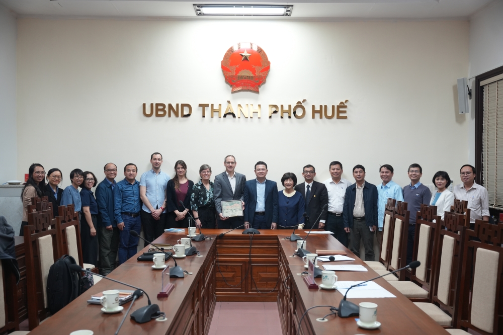 Phó Chủ tịch UBND thành phố Huế Hoàng Hải Minh tặng quà và chụp ảnh lưu niệm cùng đoàn công tác