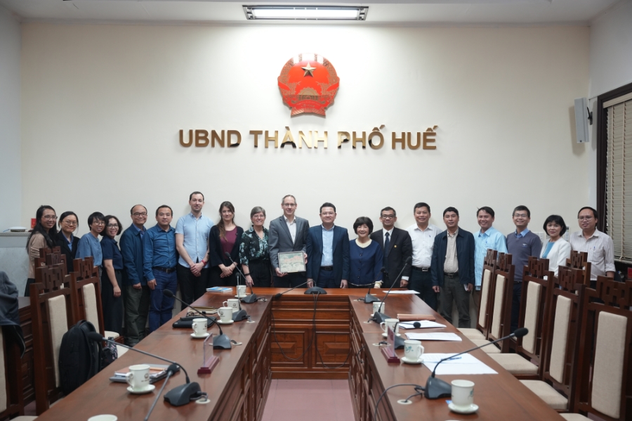 Phó Chủ tịch UBND thành phố Huế Hoàng Hải Minh tặng quà và chụp ảnh lưu niệm cùng đoàn công tác