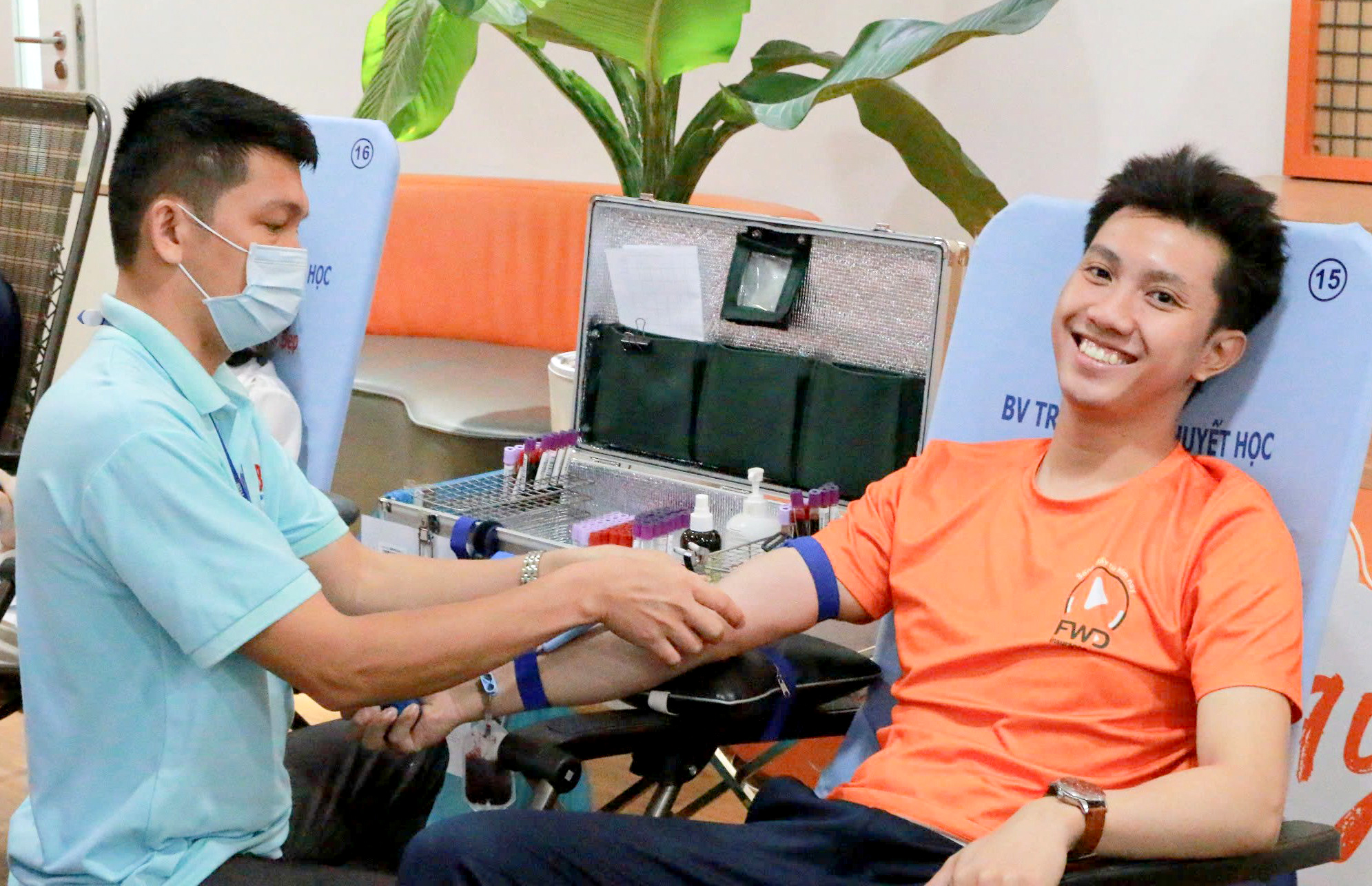 Nhân viên FWD tham gia hiến máu nhân đạo theo chính sách 