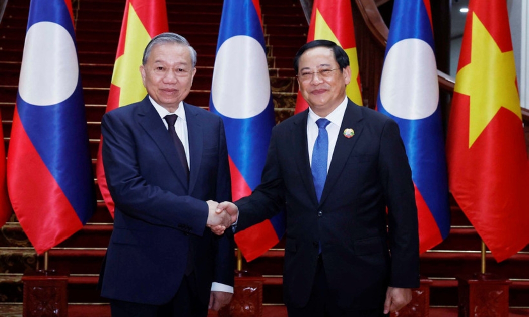 Tổng Bí thư Tô Lâm hội kiến Thủ tướng Lào Sonexay Siphandone. Ảnh: TTXVN.