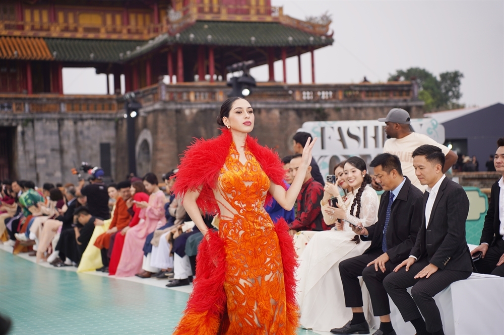 Trình diễn bộ sưu tập của NTK Lê Thanh Hòa