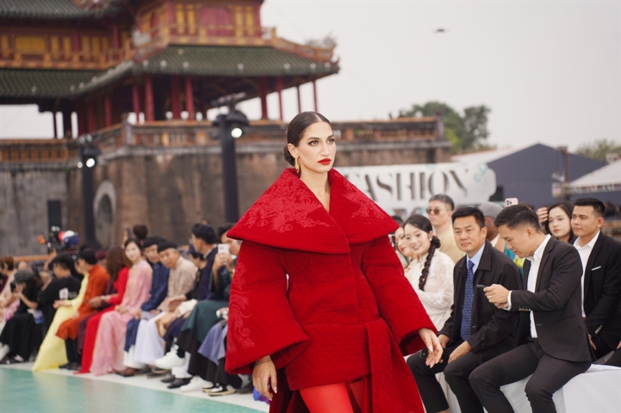 Trình diễn bộ sưu tập của NTK Lê Thanh Hòa