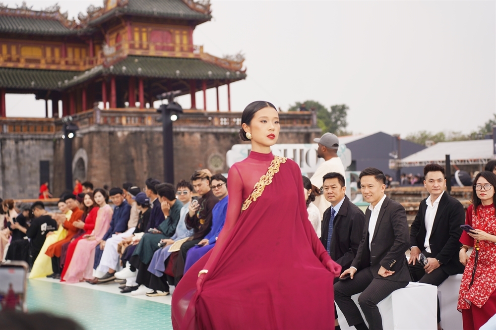 Trình diễn bộ sưu tập của NTK Lê Thanh Hòa