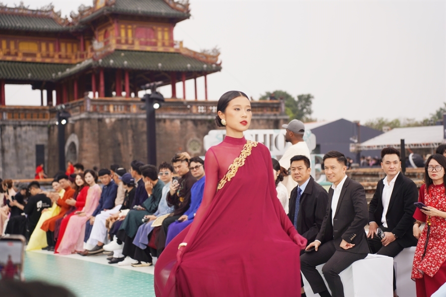 Trình diễn bộ sưu tập của NTK Lê Thanh Hòa