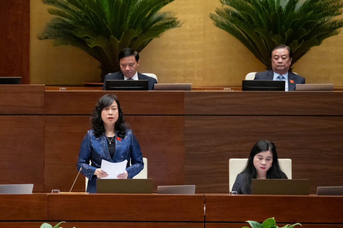 Bộ trưởng Bộ Y tế Đào Hồng Lan giải trình vấn đề đại biểu quan tâm tại phiên thảo luận sáng 2/12