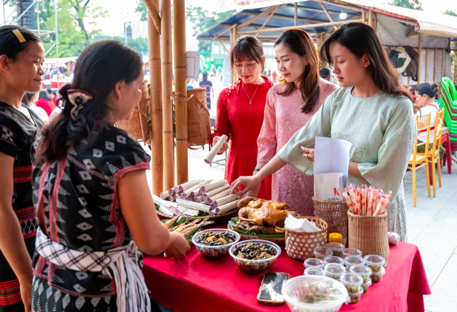 Trong khuôn khổ chương trình, cuộc thi video ‘Hộ chiếu Ẩm thực Huế’ khuyến khích người tham gia ghi lại hành trình thưởng thức ẩm thực Cố đô.