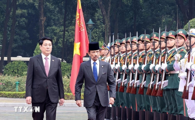 Chủ tịch nước Lương Cường và Quốc vương Brunei Darussalam Haji Hassanal Bolkiah duyệt Đội danh dự Quân đội nhân dân Việt Nam. Ảnh: TTXVN.