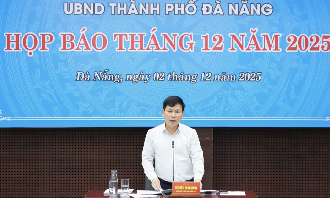 Chánh Văn phòng UBND thành phố Đà Nẵng Nguyễn Như Công chủ trì họp báo.