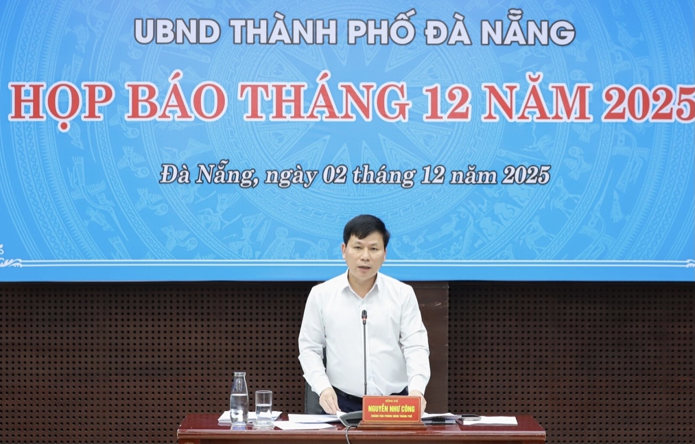 Chánh Văn phòng UBND thành phố Đà Nẵng Nguyễn Như Công chủ trì họp báo.