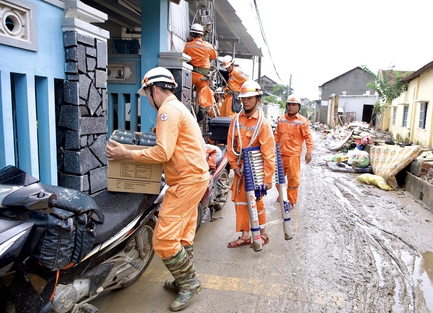 Ngành Điện tập trung tối đa nhân lực, vật lực để khôi phục hoàn toàn lưới điện tại các khu vực bị ảnh hưởng do bão lũ.