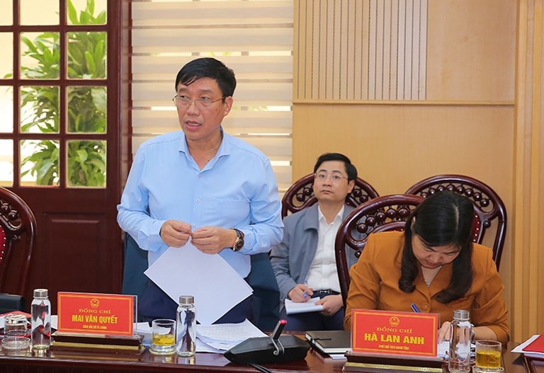 Giám đốc Sở Tài chính tỉnh Ninh Bình Mai Văn Quyết báo cáo tại cuộc họp họp đánh giá tiến độ thu ngân sách, giải ngân vốn đầu tư công và tăng trưởng GRDP năm 2025. Ảnh: Anh Tuấn