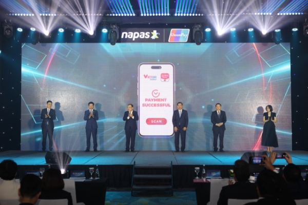 Đại diện Việt Nam và Trung Quốc cùng nhấn nút chính thức kích hoạt thanh toán song biên qua VietQR Global.