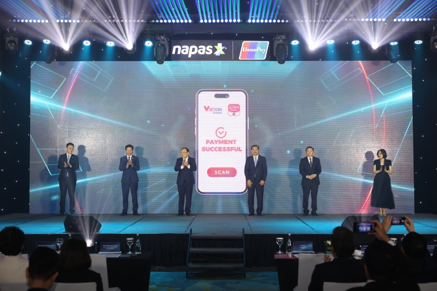 Đại diện Việt Nam và Trung Quốc cùng nhấn nút chính thức kích hoạt thanh toán song biên qua VietQR Global.