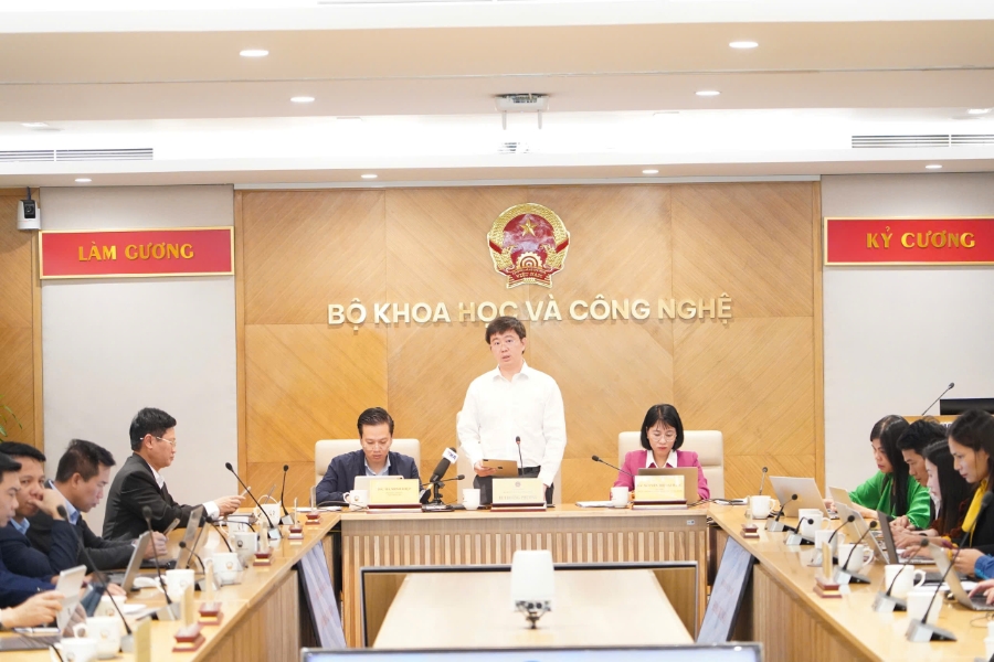 Thứ trưởng Bùi Hoàng Phương chủ trì họp báo của Bộ Khoa học và Công nghệ ngày 1/12. 