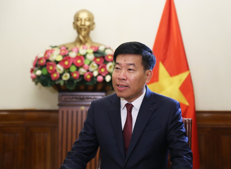 Thứ trưởng Bộ Ngoại giao Nguyễn Mạnh Cường trả lời phỏng vấn báo chí.