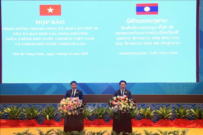Chủ tịch Ủy ban hợp tác Việt Nam - Lào Nguyễn Văn Thắng và Chủ tịch Ủy ban hợp tác Lào - Việt Nam Saleumxay Kommasith chủ trì buổi họp báo. Ảnh: TTXVN