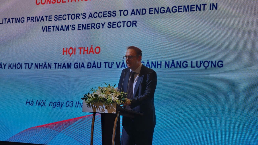 Ông John Robert Cotton, Phó Giám đốc ETP/UNOPS phát biểu tại hội thảo. Ảnh: Việt An.