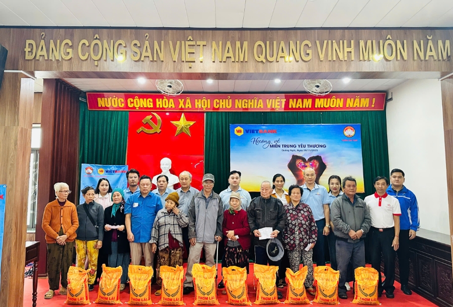 Chương trình thiện nguyện “Hướng về miền Trung yêu thương” do Vietbank phát động, hỗ trợ đồng bào miền Trung và Tây Nguyên tái thiết cuộc sống hậu thiên tai.