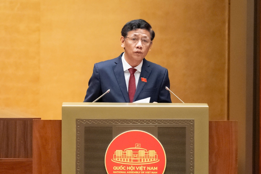 Chủ tịch Hội đồng Dân tộc Lâm Văn Mẫn trình bày báo cáo thẩm tra. 