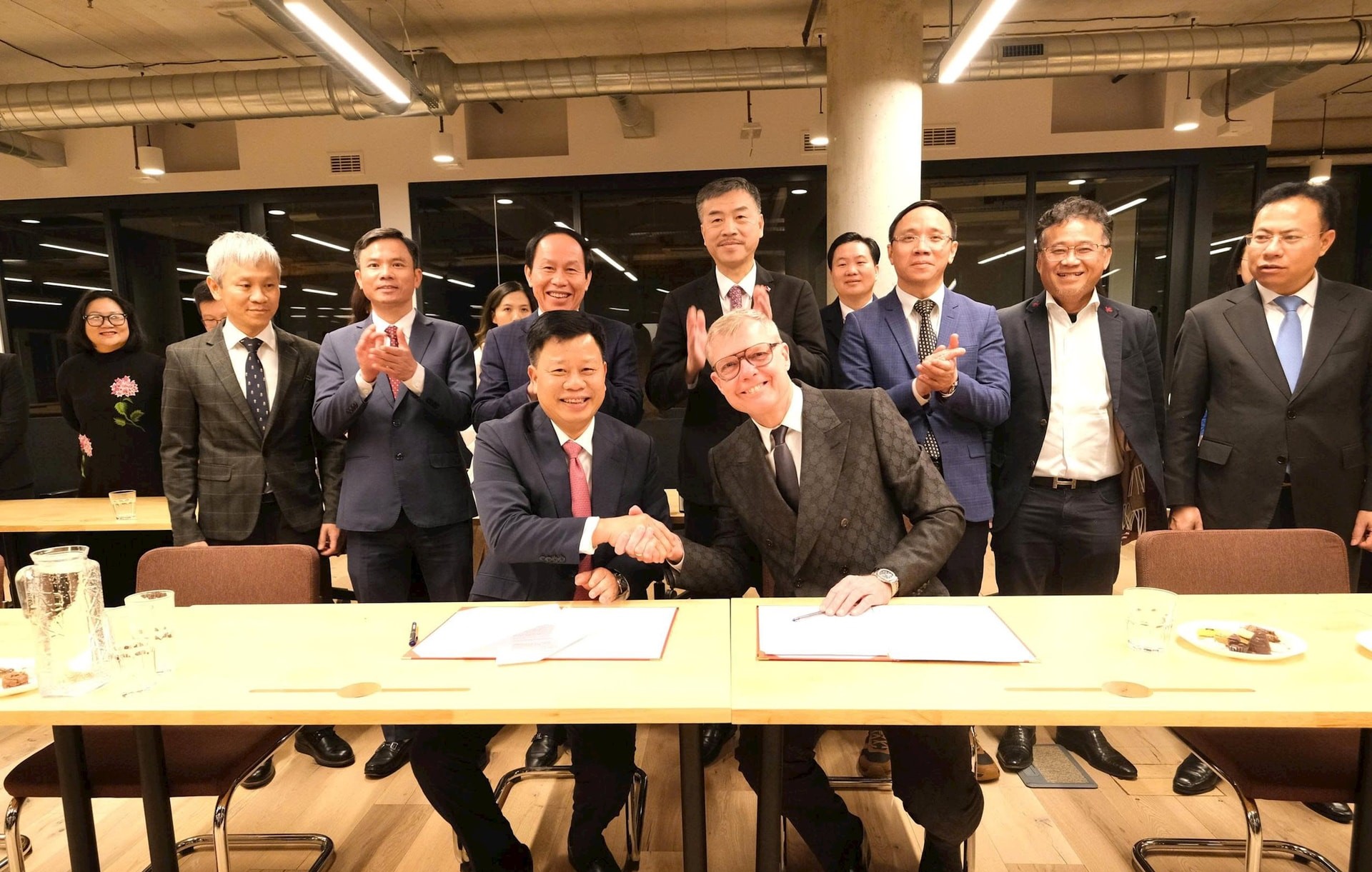 Đại diện Ban Quản lý Khu kinh tế Hải Phòng và Tập đoàn CTP (Séc) ký kết hợp tác. 