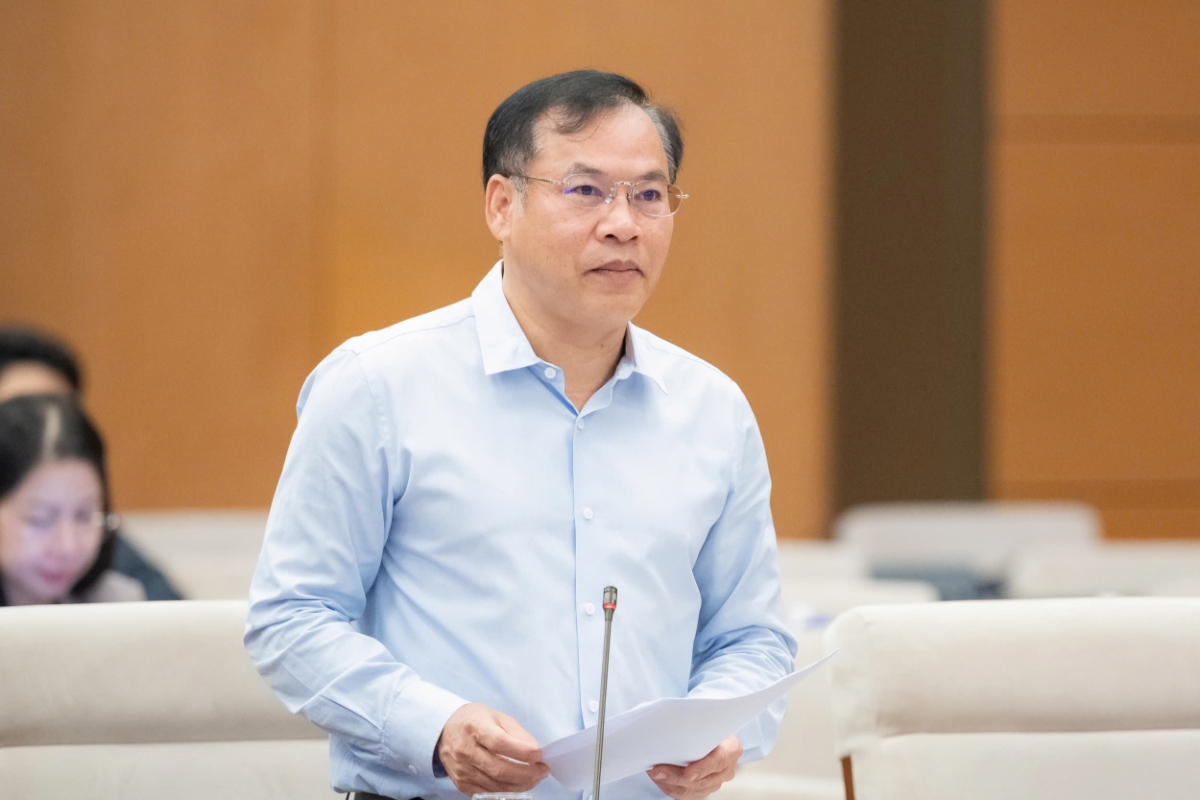 Thượng tướng Nguyễn Văn Long, Thứ trưởng Bộ Công an, trình bày tóm tắt Tờ trình của Chính phủ về dự án Pháp lệnh.