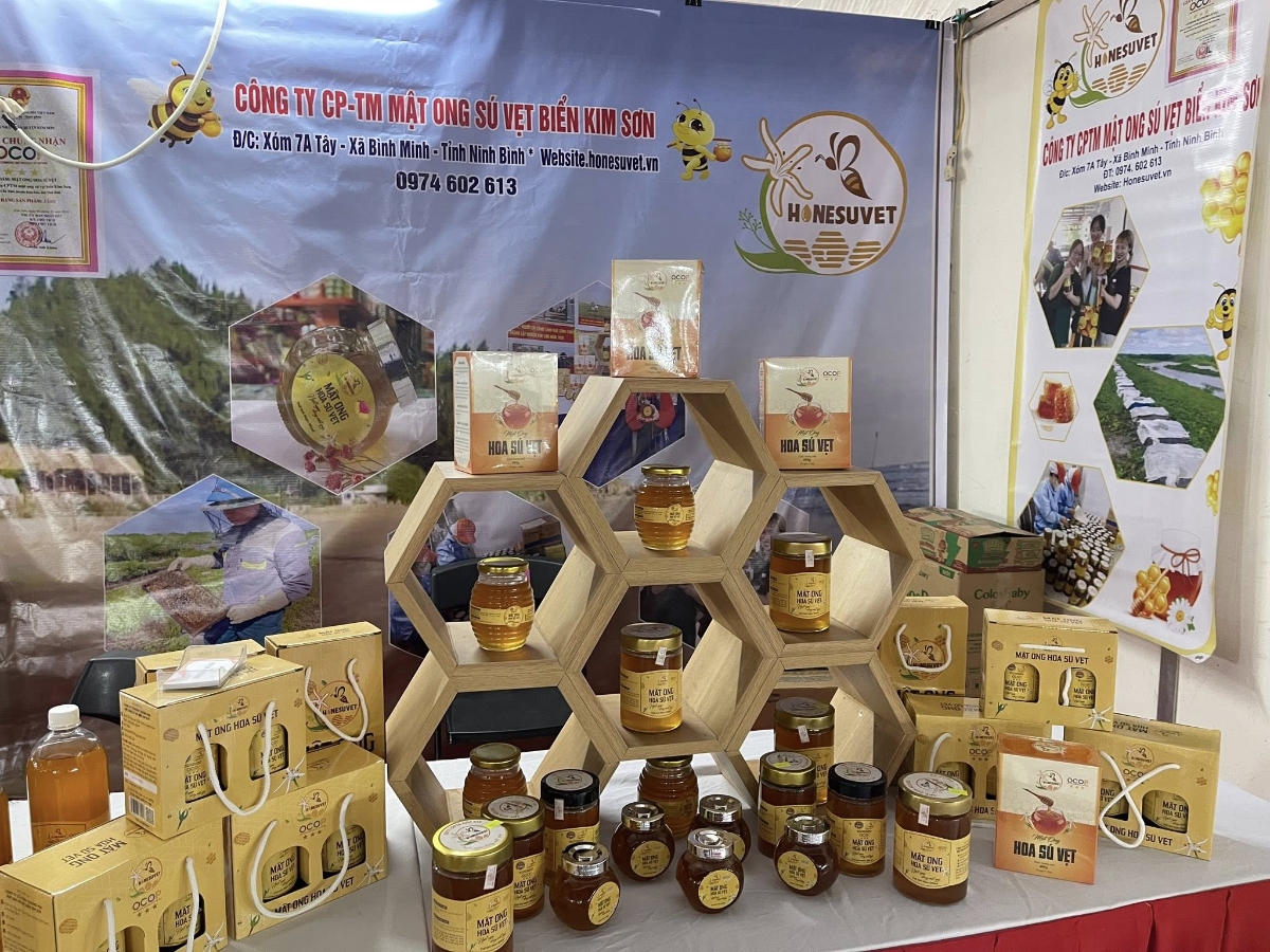 Các sản phẩm đặc sản Ninh Bình được trưng bày đa dạng, bắt mắt