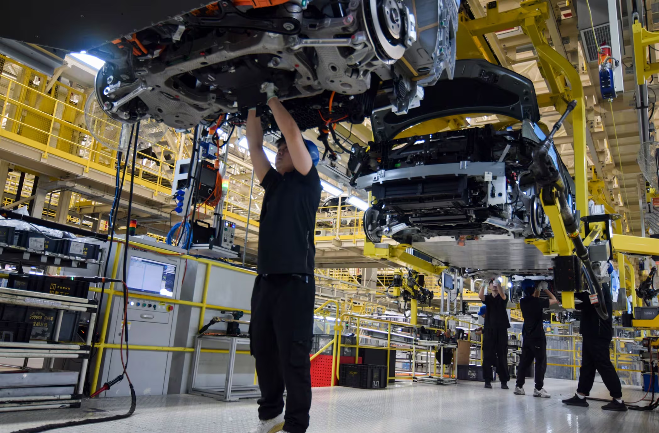 <i>Chỉ riêng kim ngạch xuất khẩu xe chạy bằng xăng của Trung Quốc - không bao gồm xe điện và xe hybrid cắm sạc - đã đủ để đưa nước này trở thành quốc gia xuất khẩu ô tô lớn nhất thế giới tính theo khối lượng.</i>