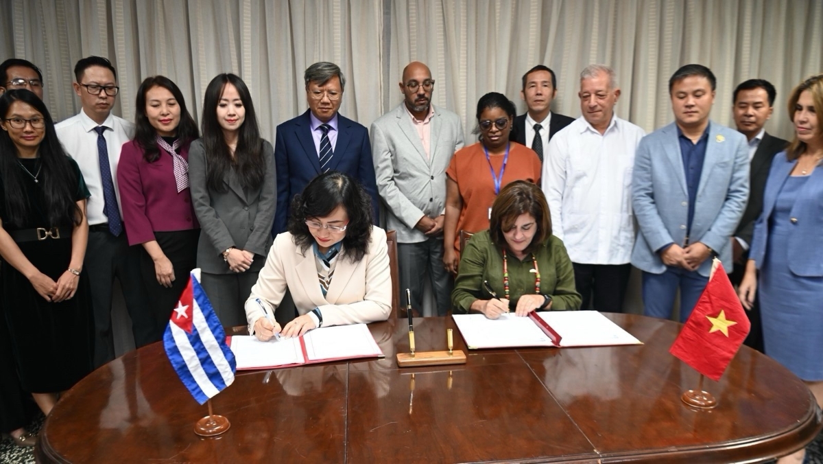 Thứ trưởng Bộ Công Thương Phan Thị Thắng và Thứ trưởng Bộ Ngoại thương và Đầu tư nước ngoài Cuba Deborah Rivas Saavedra ký kết biên bản kỳ họp.