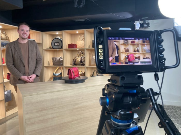 Các buổi phát trực tiếp TikTok Live đang trở thành công cụ bán hàng ngày càng hiệu quả cho các nhà bán lại hàng xa xỉ.