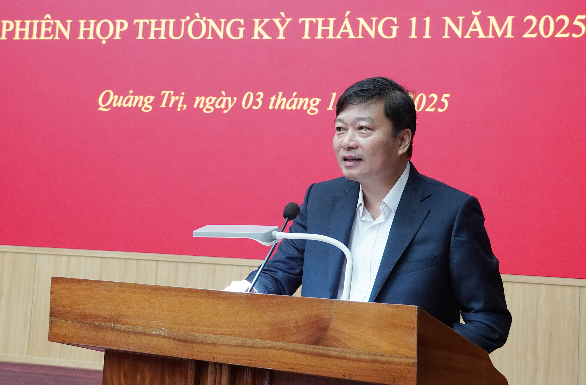 Chủ tịch UBND tỉnh Quảng Trị Lê Hồng Vinh phát biểu tại phiên họp