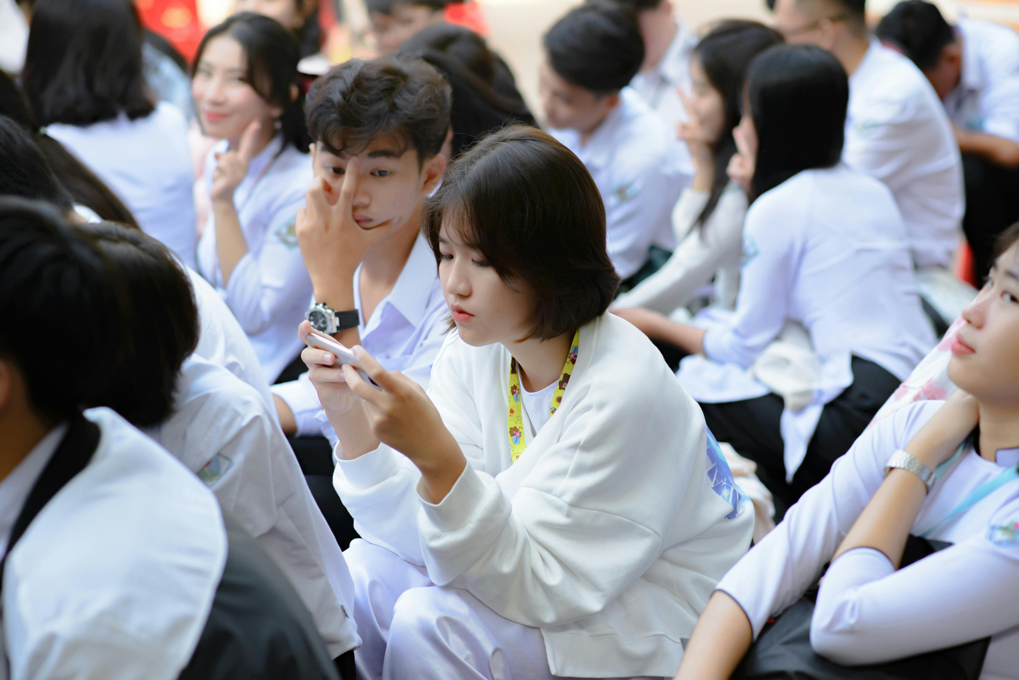 Ảnh minh hoạ: Giới trẻ là nhóm đối tượng đặc biệt bị nhắm tới thông qua các ứng dụng cung cấp “lợi ích miễn phí” như ứng dụng chỉnh ảnh AI, tính năng 