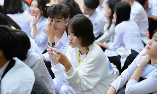 Ảnh minh hoạ: Giới trẻ là nhóm đối tượng đặc biệt bị nhắm tới thông qua các ứng dụng cung cấp “lợi ích miễn phí” như ứng dụng chỉnh ảnh AI, tính năng "xem ai đã ghé thăm trang cá nhân", hay công cụ tìm mã giảm giá