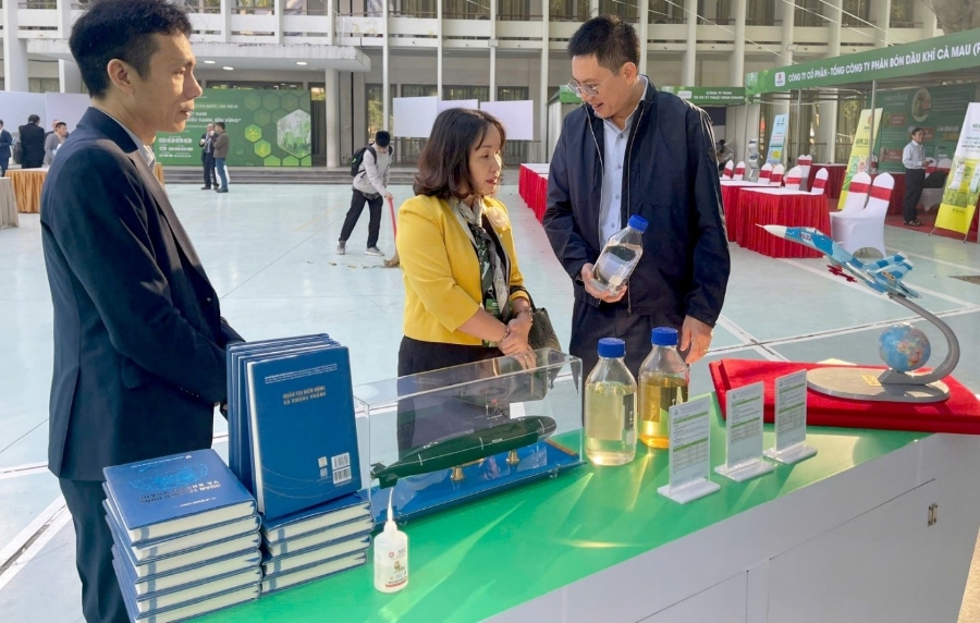 Ông Mai Tuấn Đạt - Phó Tổng giám đốc BSR (bên phải) giới thiệu về các sản phẩm với các đại biểu, khách tham quan tại gian hàng triển lãm của BSR.