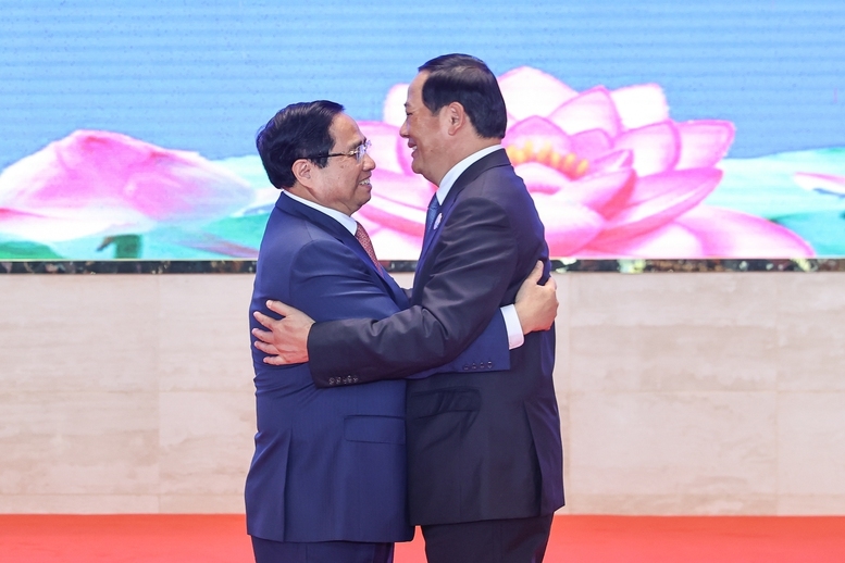 Thủ tướng Phạm Minh Chính cảm ơn sự đón tiếp trọng thị, chu đáo, nồng hậu và thắm tình đoàn kết anh em mà Thủ tướng Sonexay Siphandone và Chính phủ Lào đã dành cho đoàn Đại biểu Việt Nam - Ảnh: VGP