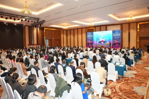 Toàn cảnh diễn đàn.