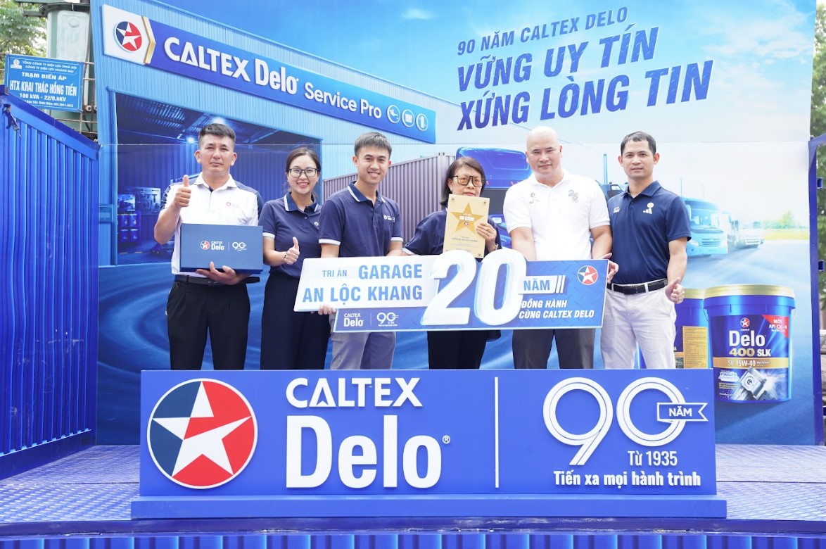 Bà Liên, chủ garage An Lộc Khang được vinh danh đối tác Kim cương, tri ân 20 năm đồng hành cùng thương hiệu.