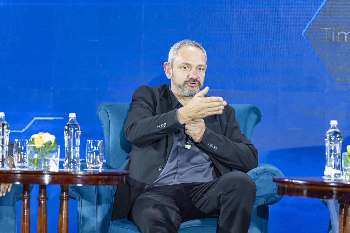 Giáo sư Raphaël Mercier đã kêu gọi xóa bỏ rào cản giữa các lĩnh vực, tăng cường kết nối,&nbsp;đồng thời mở rộng nguồn lực tài trợ cho khoa học nền tảng – yếu tố quyết định để tạo ra các đổi mới đột phá trong tương lai.