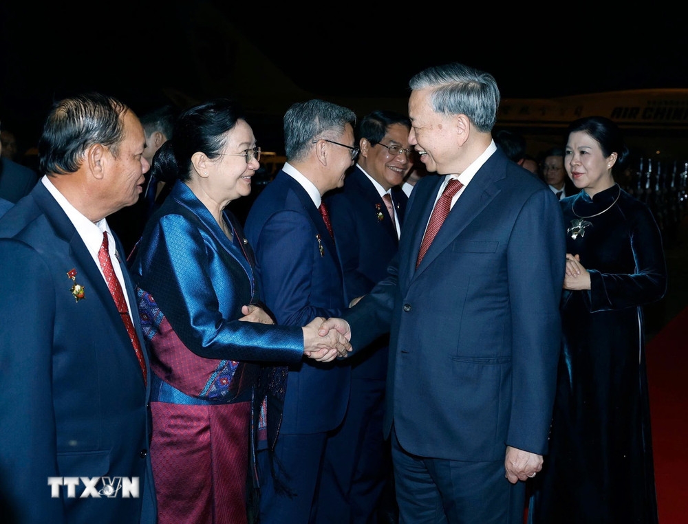 Các đại biểu tiễn Tổng Bí thư Tô Lâm và Phu nhân tại Sân bay Quốc tế Wattay, thủ đô Vientiane. Ảnh: TTXVN.