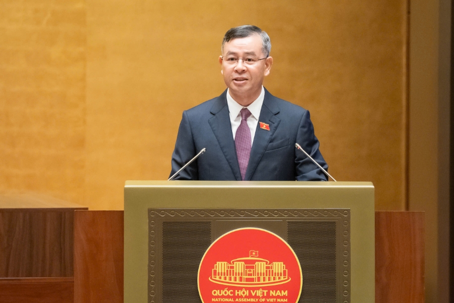 Tổng Kiểm toán Nhà nước Ngô Văn Tuấn trình bày Báo cáo tóm tắt về việc thực hiện một số nghị quyết của Quốc hội nhiệm kỳ khóa XIV và khóa XV về giám sát chuyên đề, chất vấn. Ảnh: Quốc hội.