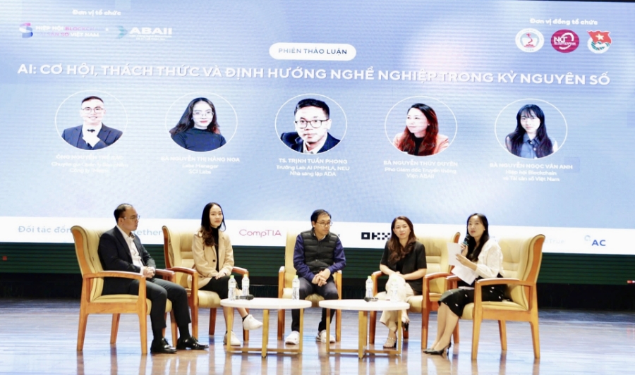 Các chuyên gia chia sẻ trong phiên thảo luận “AI: Cơ hội, thách thức và định hướng nghề nghiệp trong kỷ nguyên số”.