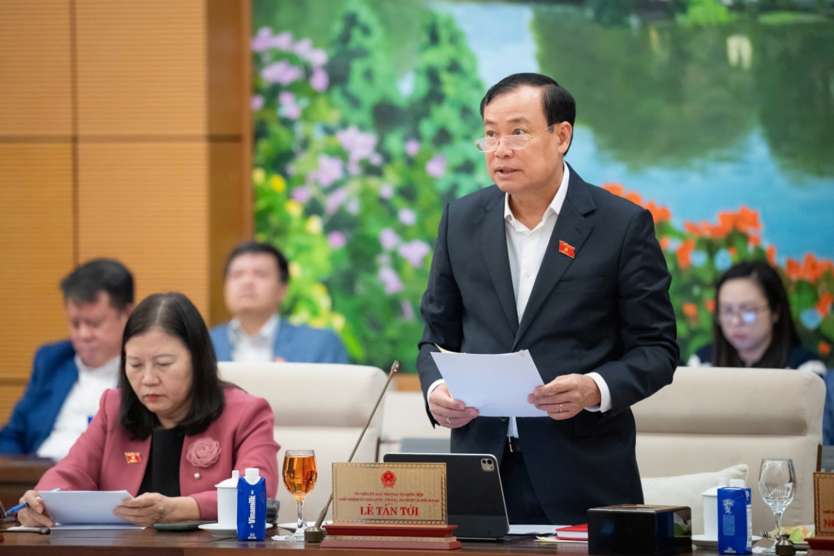 Thượng tướng Lê Tấn Tới ,Chủ nhiệm Ủy ban Quốc phòng, An ninh và Đối ngoại, báo cáo tóm tắt thẩm tra dự án Pháp lệnh.