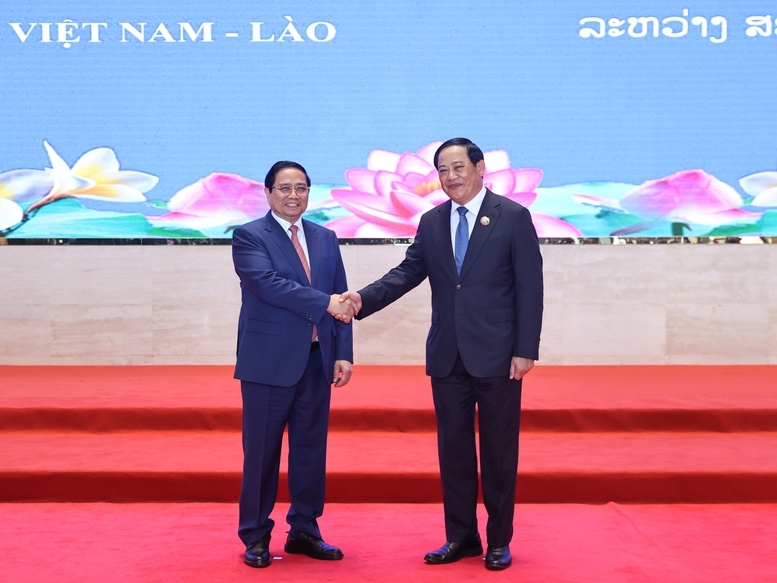 Thủ tướng Phạm Minh Chính và Thủ tướng Sonexay Siphandone bày tỏ vui mừng trước thành tựu to lớn, toàn diện mà hai Đảng, hai Nhà nước và nhân dân hai nước đã đạt được trong thời gian qua - Ảnh: VGP