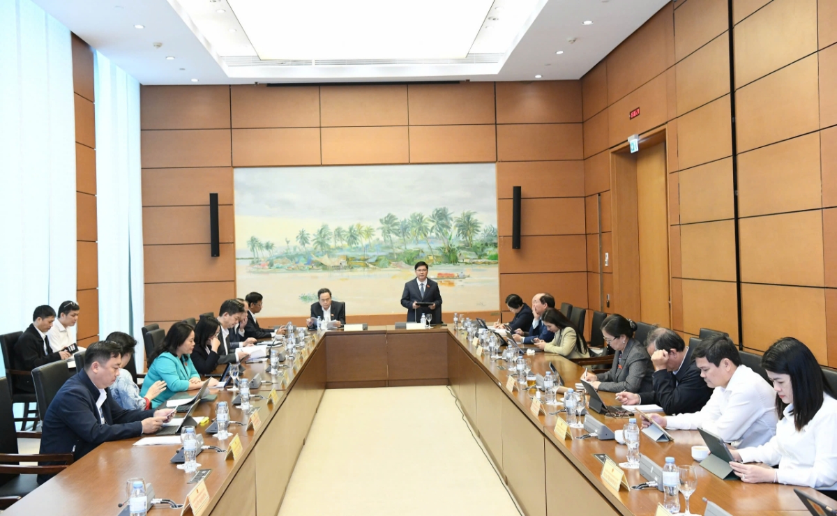 Quang cảnh phiên thảo luận tại tổ.