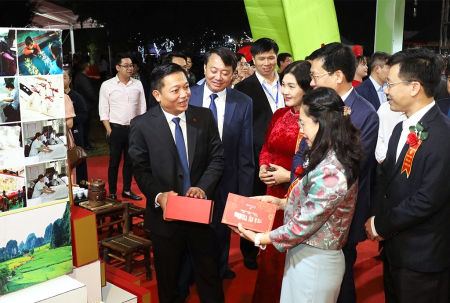 Các đại biểu tham quan gian hàng tại hội chợ. Ảnh: Lê Dũng