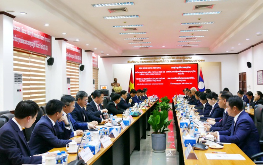Ông Nguyễn Duy Ngọc, Ủy viên Bộ Chính trị, Bí thư Thành ủy Hà Nội hội đàm với ông Anouphap Tounalom, Bí thư Trung ương Đảng, Bí thư Thành ủy, Chủ tịch Hội đồng nhân dân Thủ đô Vientiane (Lào) vào ngày 2/12 (Ảnh: UBND Thành phố Hà Nội)